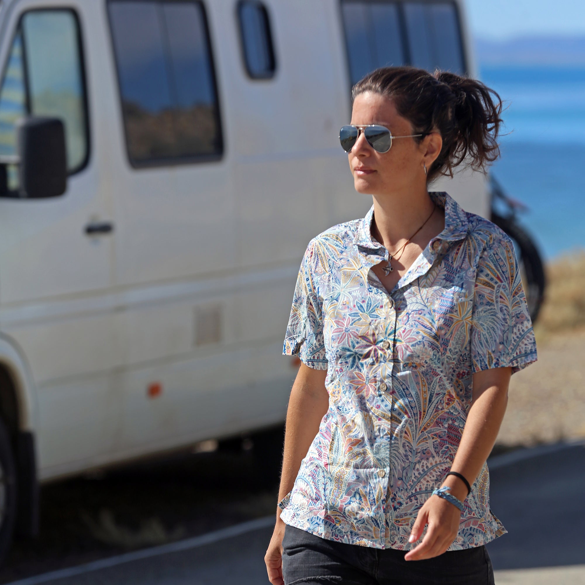 Camisa hawaiana de algodón con estampado de palmeras tropicales y manga corta con botones para mujer