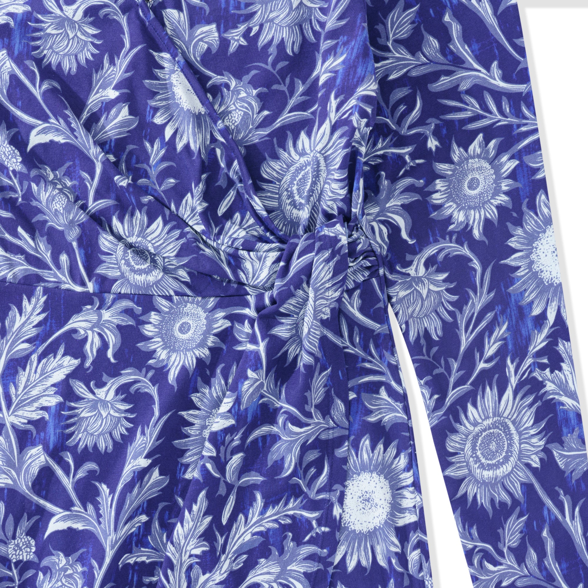 Robe hawaïenne pour femmes en bleu et blanc, en porcelaine, avec des tournesols, décolleté en V et manches longues