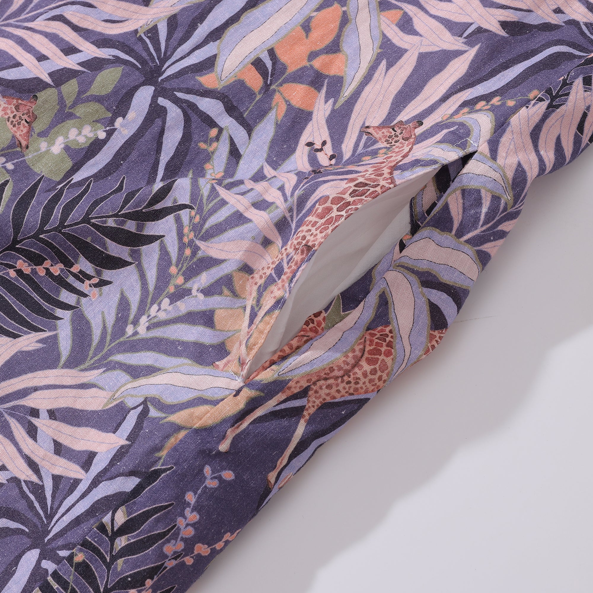 Robe hawaïenne pour femmes Robe de vacances tropicale Imprimé girafe tropical par Samantha O' Malley Robe à col en V