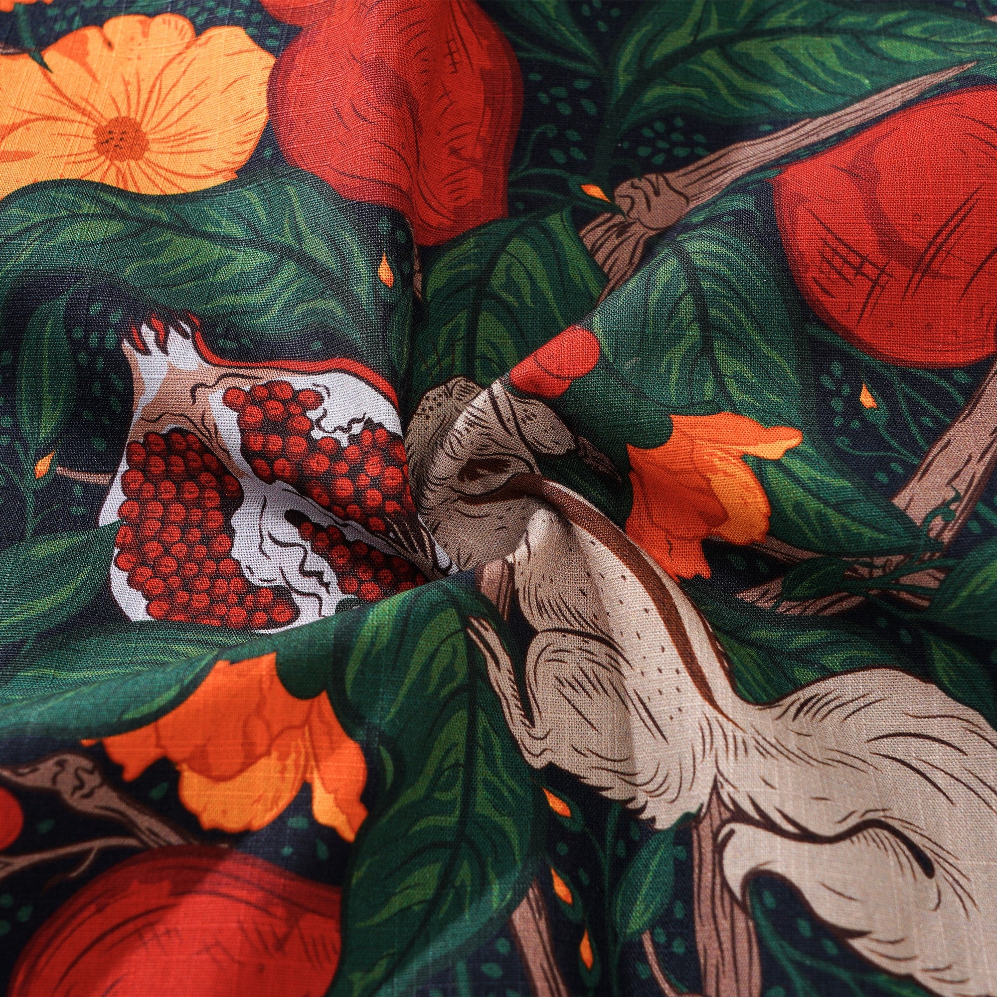 Herren-Hawaiian-Hemd Kurzärmel Button 100% Baumwollgrün Aloha Granatapfelhain von Pallavi Chaudhary