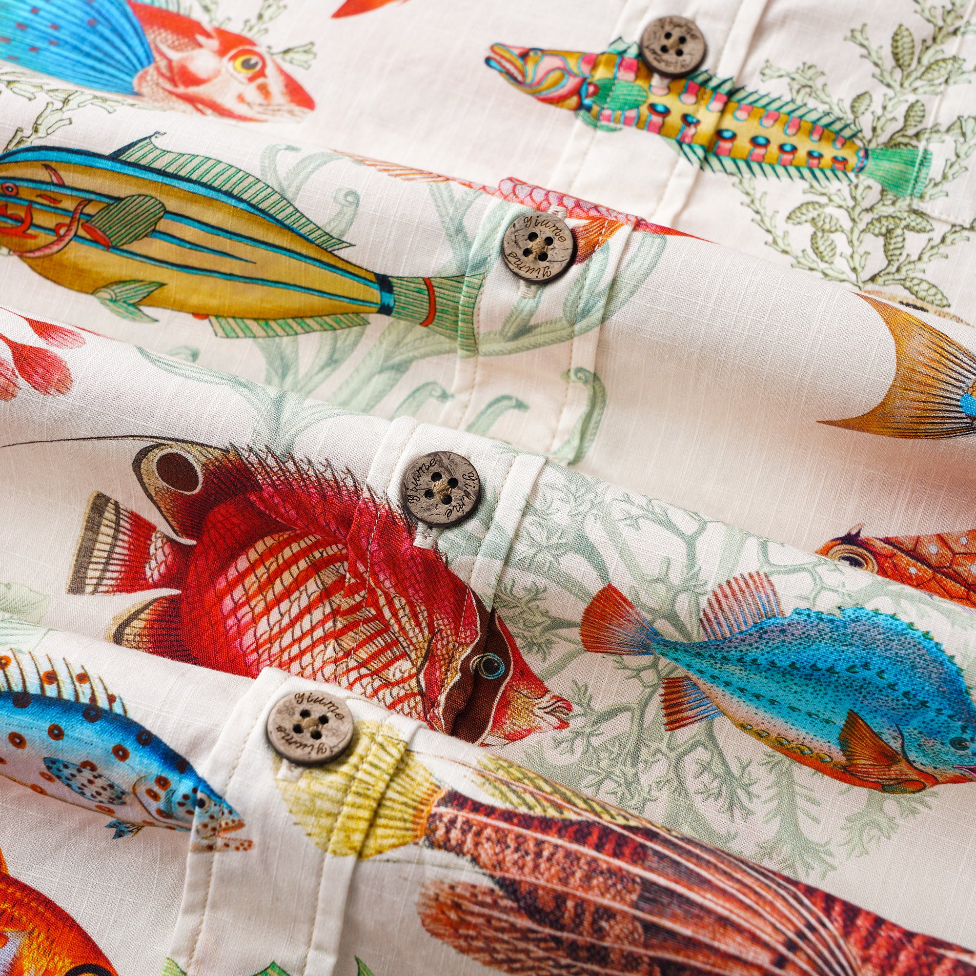 Chemise Yiume pour hommes à motif de poissons tropicaux 100 % coton, chemise hawaïenne à manches courtes, à boutons, couleur beige, chemise Aloha.