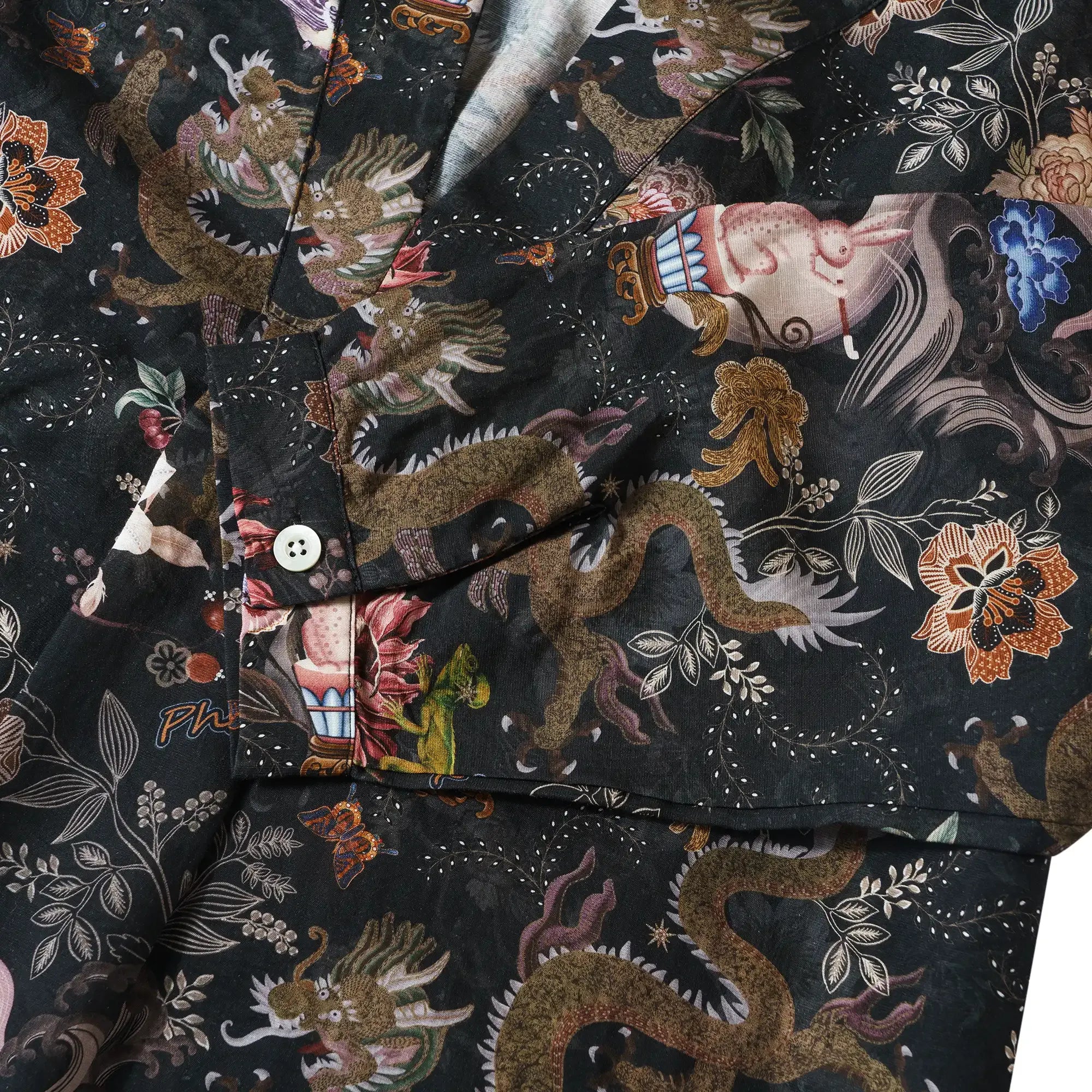 Detailed dragon print on black blouse, V-neck, 3/4 sleeve