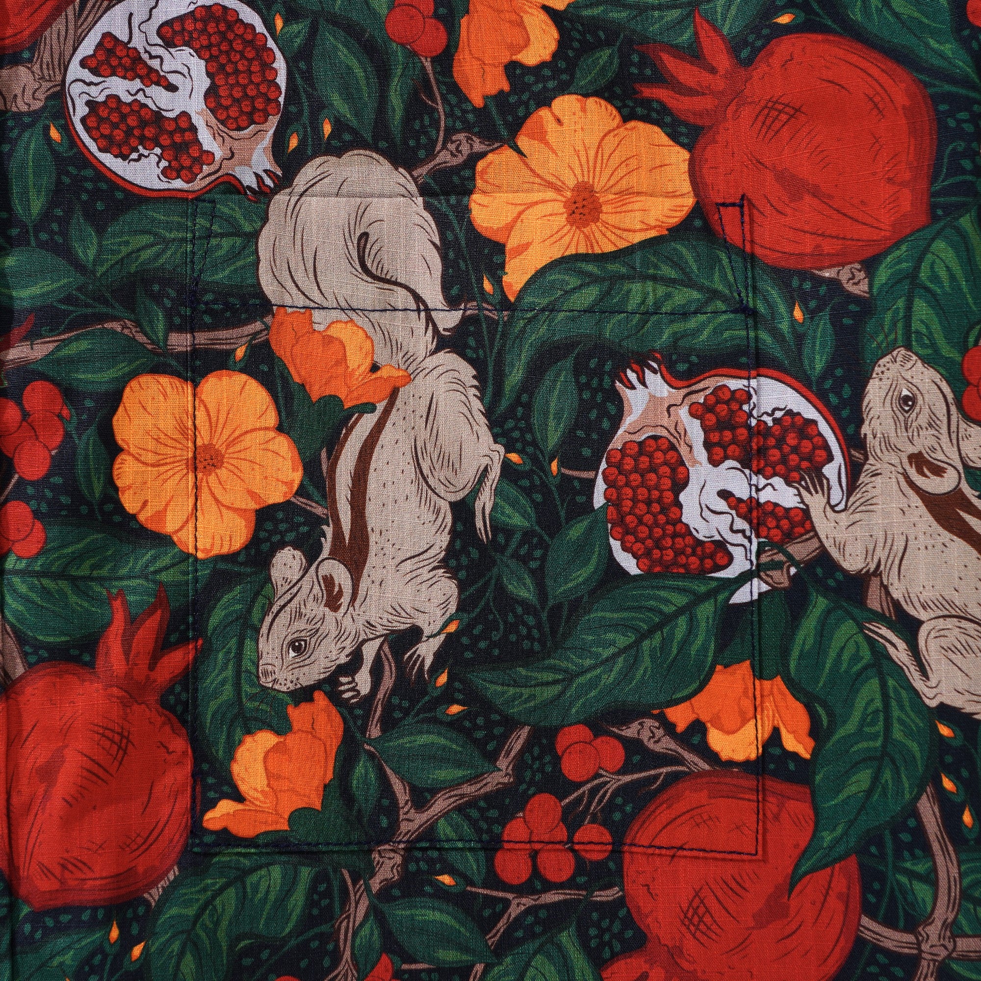 Herren-Hawaiian-Hemd Kurzärmel Button 100% Baumwollgrün Aloha Granatapfelhain von Pallavi Chaudhary