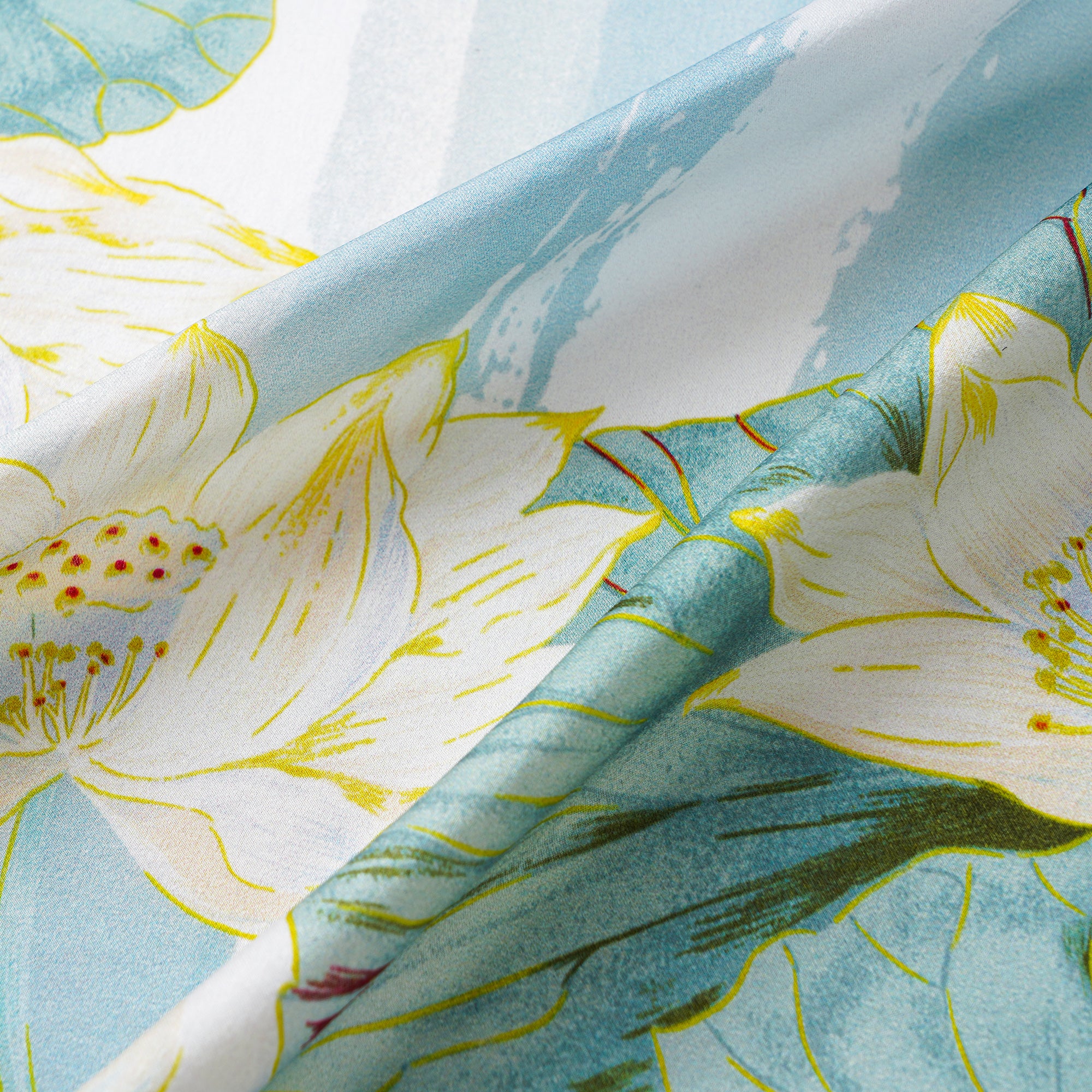 Écharpe carrée florale 100% Mulberry Silk Tranquil Lotus Dreamscape