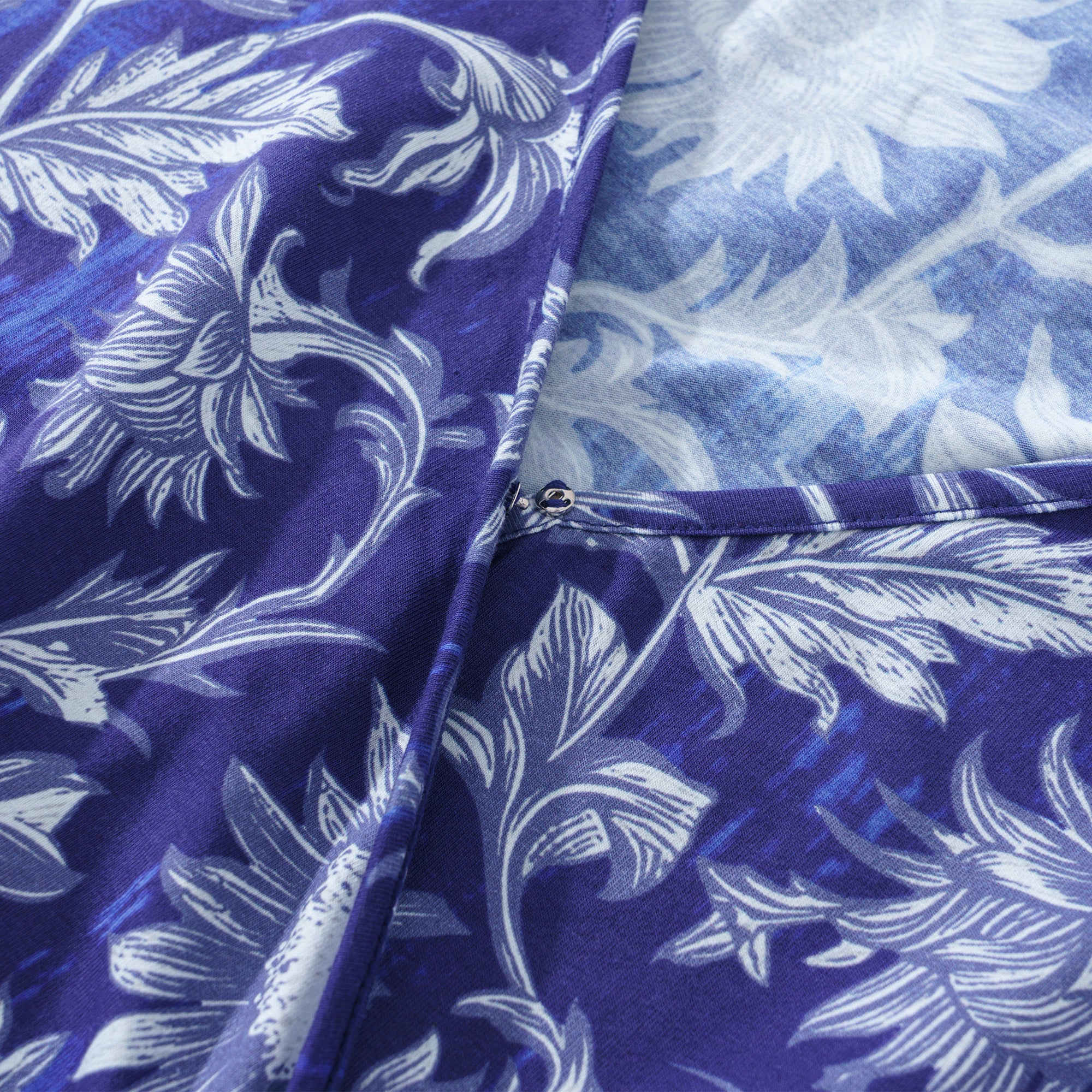 Robe hawaïenne pour femmes en bleu et blanc, en porcelaine, avec des tournesols, décolleté en V et manches longues