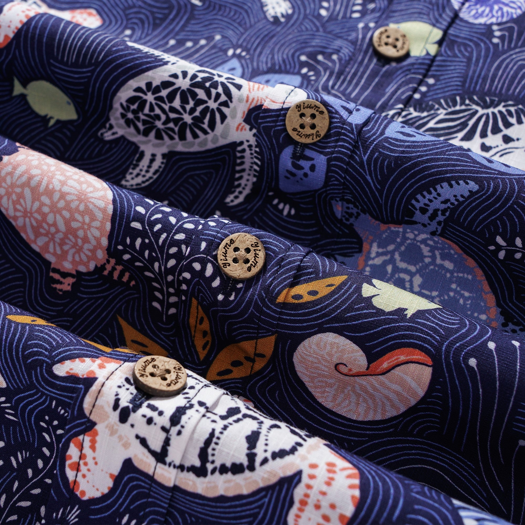 Chemise hawaïenne masculine bouton à manches courtes 100% coton bleu Aloha Happy Sea Turtles Family Navy Blue par Annick