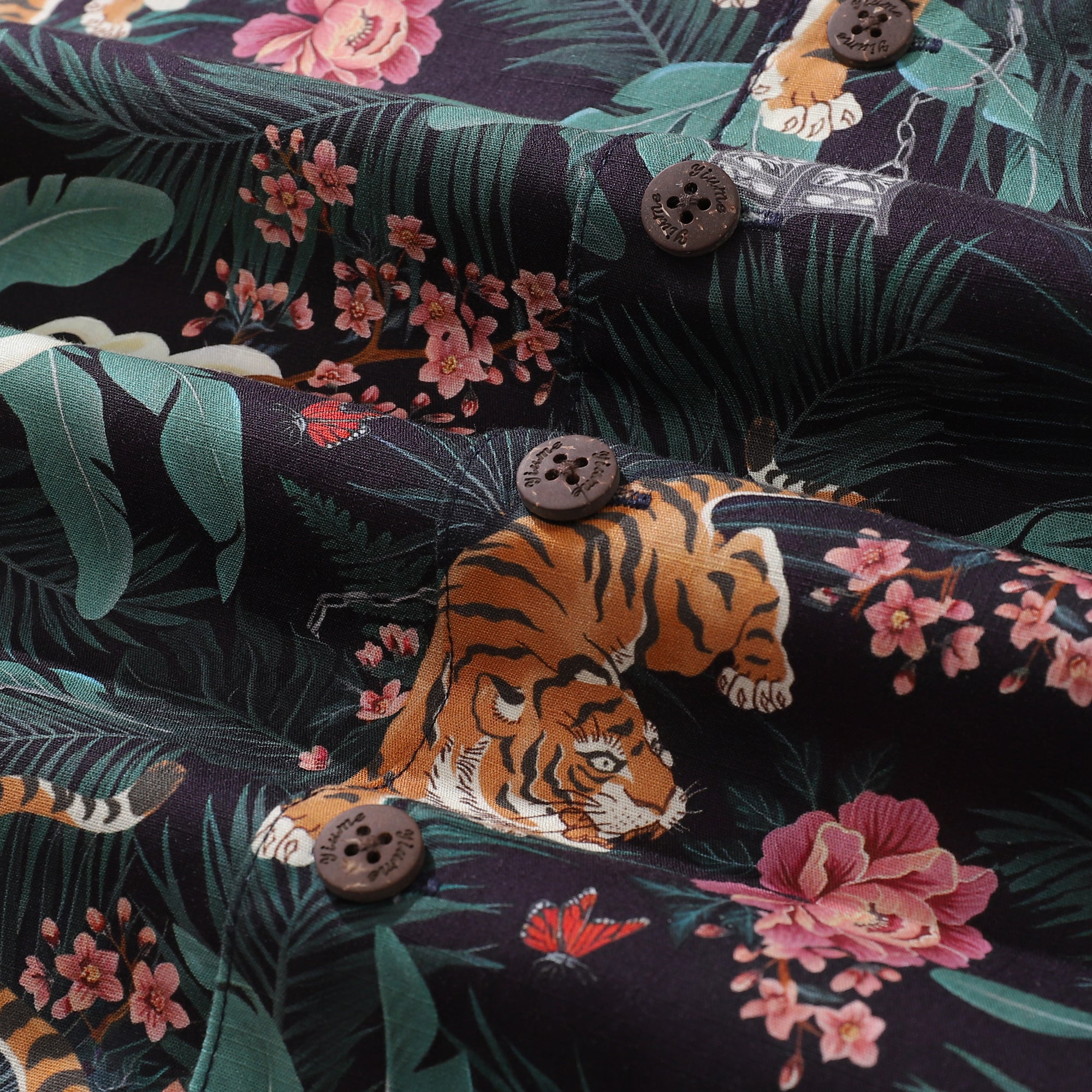 Hawaiihemd für Herren, Tiger inmitten von Blumen, bedrucktes Hemd, Camp-Kragen, 100 % Baumwolle