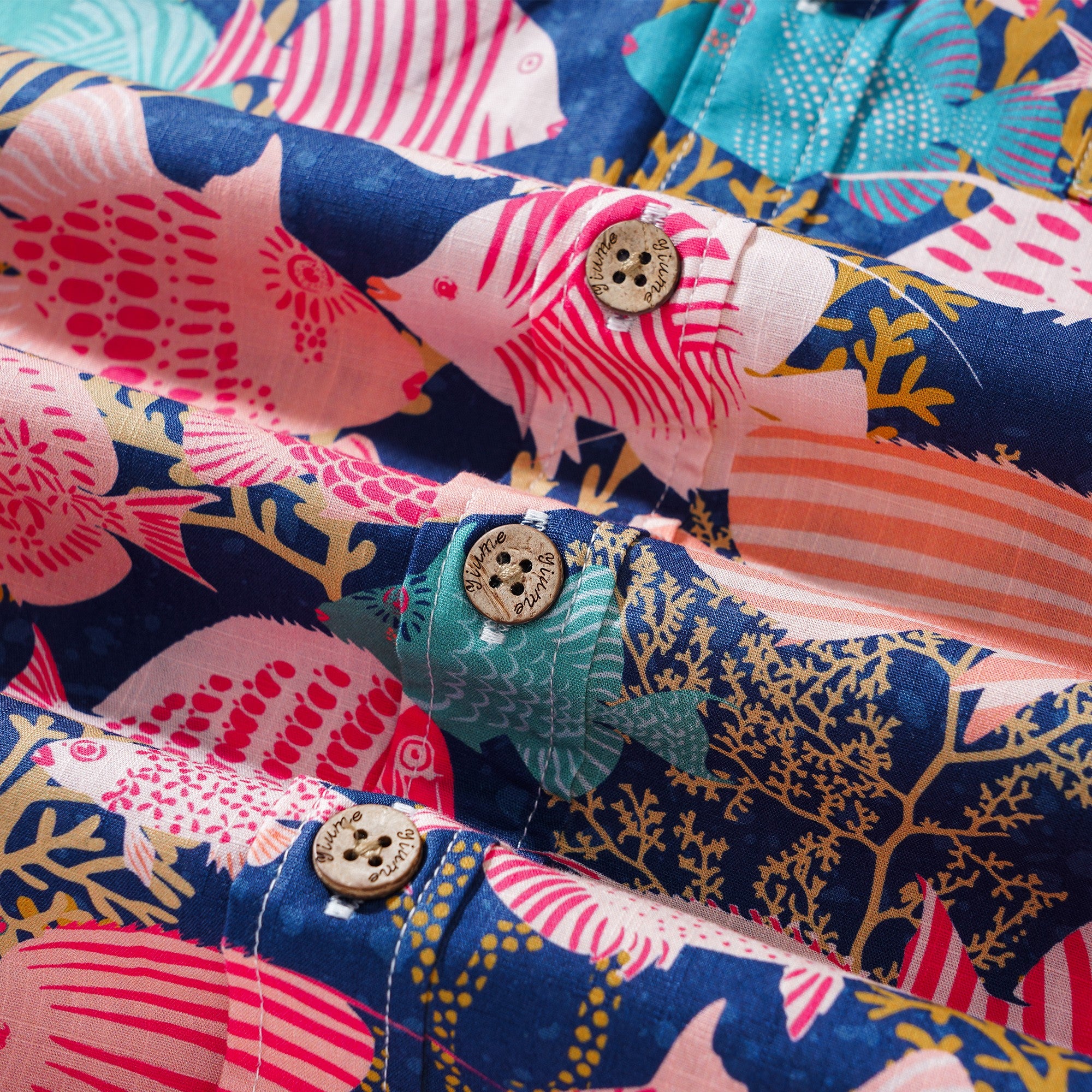 Chemise hawaïenne masculine à manches courtes à manches courtes 100% coton Aloha Fishes heureux dans le récif corallien par Annick