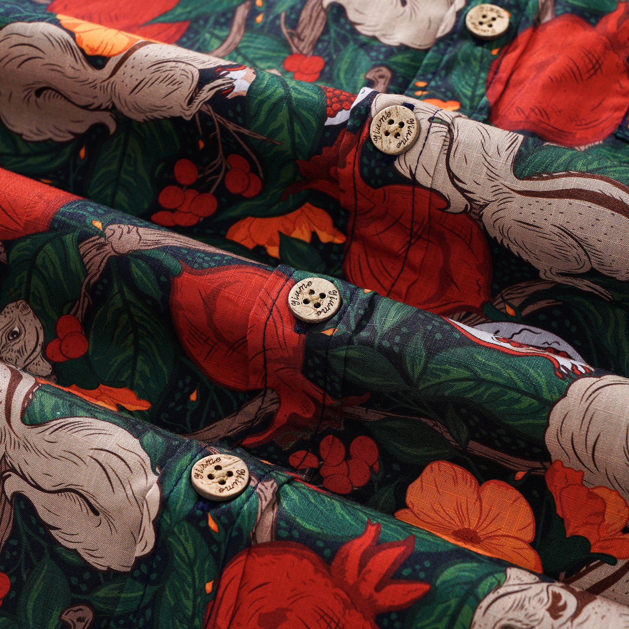 Herren-Hawaiian-Hemd Kurzärmel Button 100% Baumwollgrün Aloha Granatapfelhain von Pallavi Chaudhary